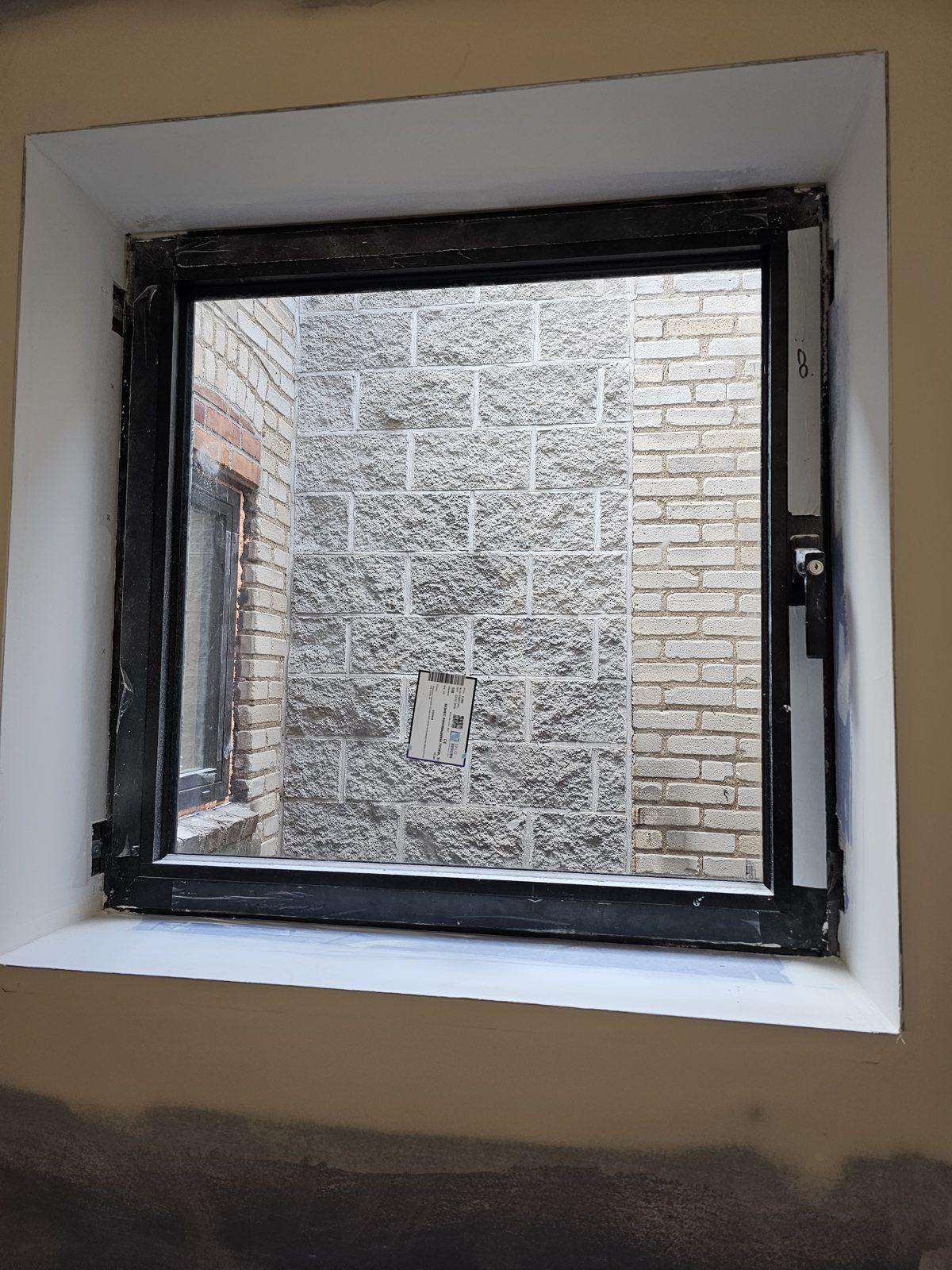 Square Cortizo tilt-and-turn window with key-locking handle and child limiter