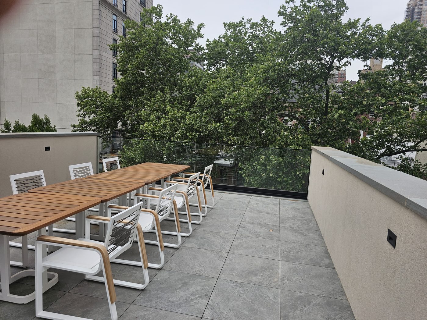 Terrace dining area at 165 East 64th Street with frameless glass railing